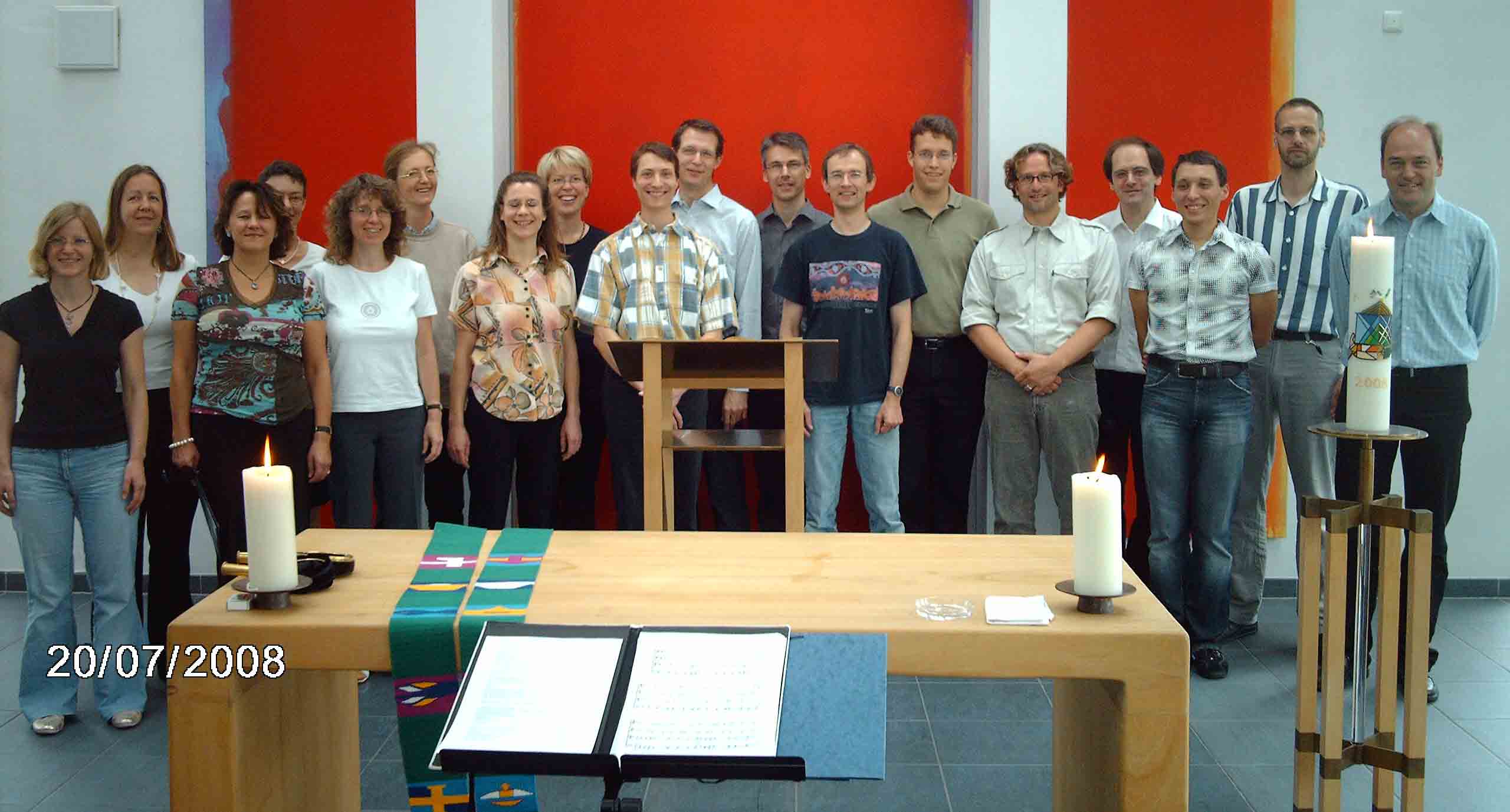 Foto vom Chor Canticolino in der Dietrich-Bonhoeffer-Kirche im Juli 2008