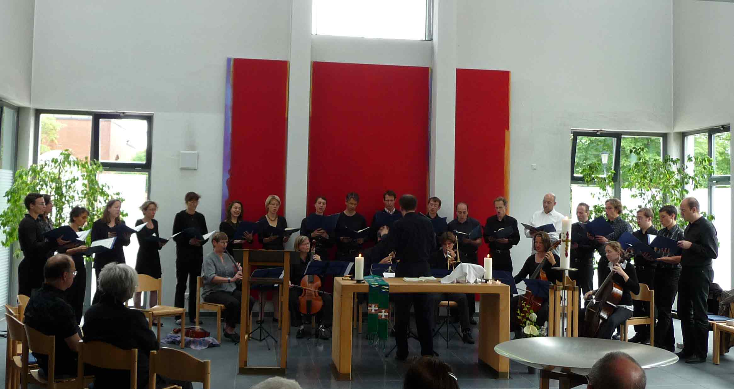 Foto vom Chor Canticolino zusammen mit dem Cordaria-Ensemble in der Dietrich-Bonhoeffer-Kirche am 25. Juli 2010