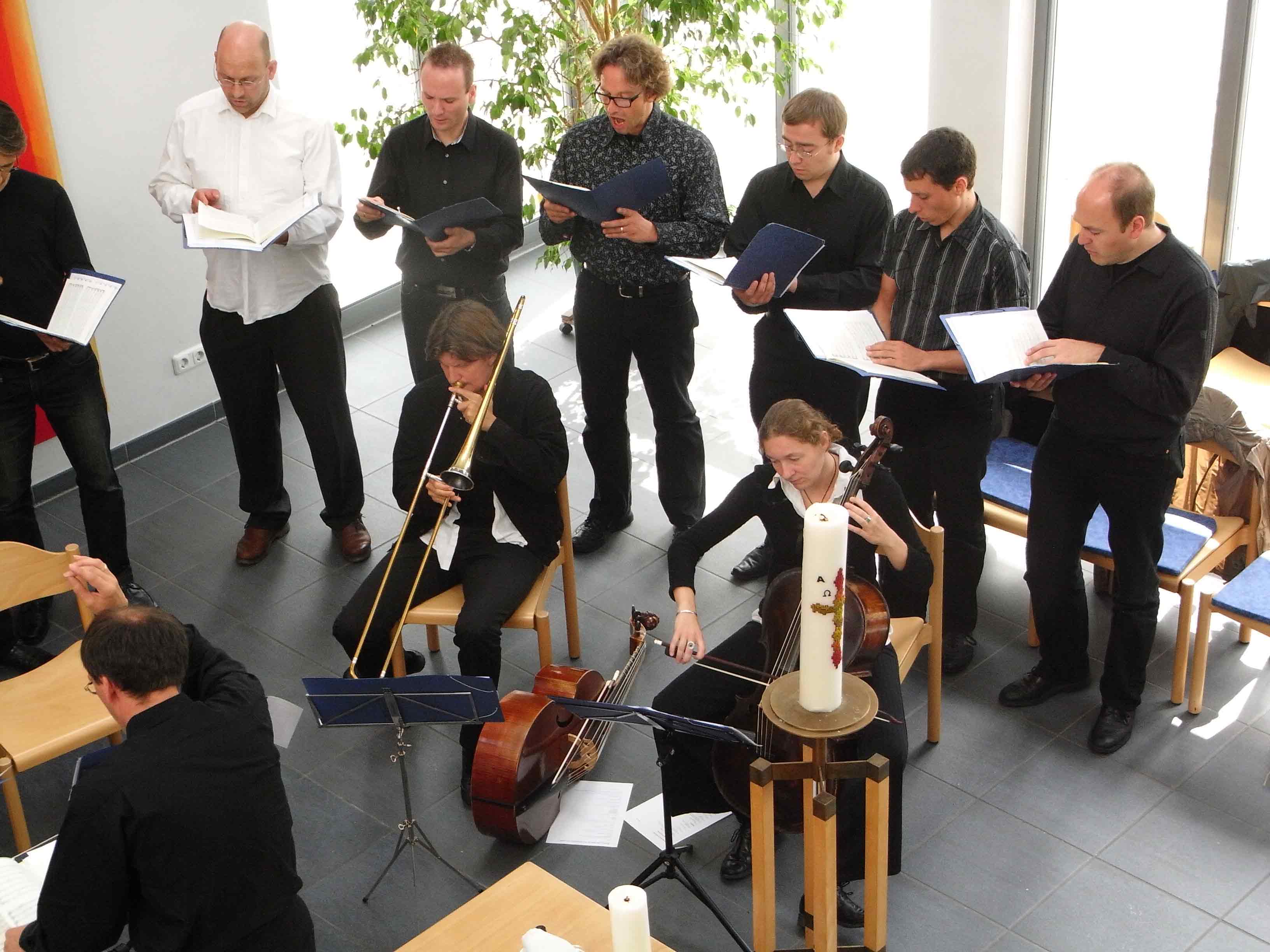 Foto vom Chor Canticolino zusammen mit dem Cordaria-Ensemble in der Dietrich-Bonhoeffer-Kirche am 25. Juli 2010