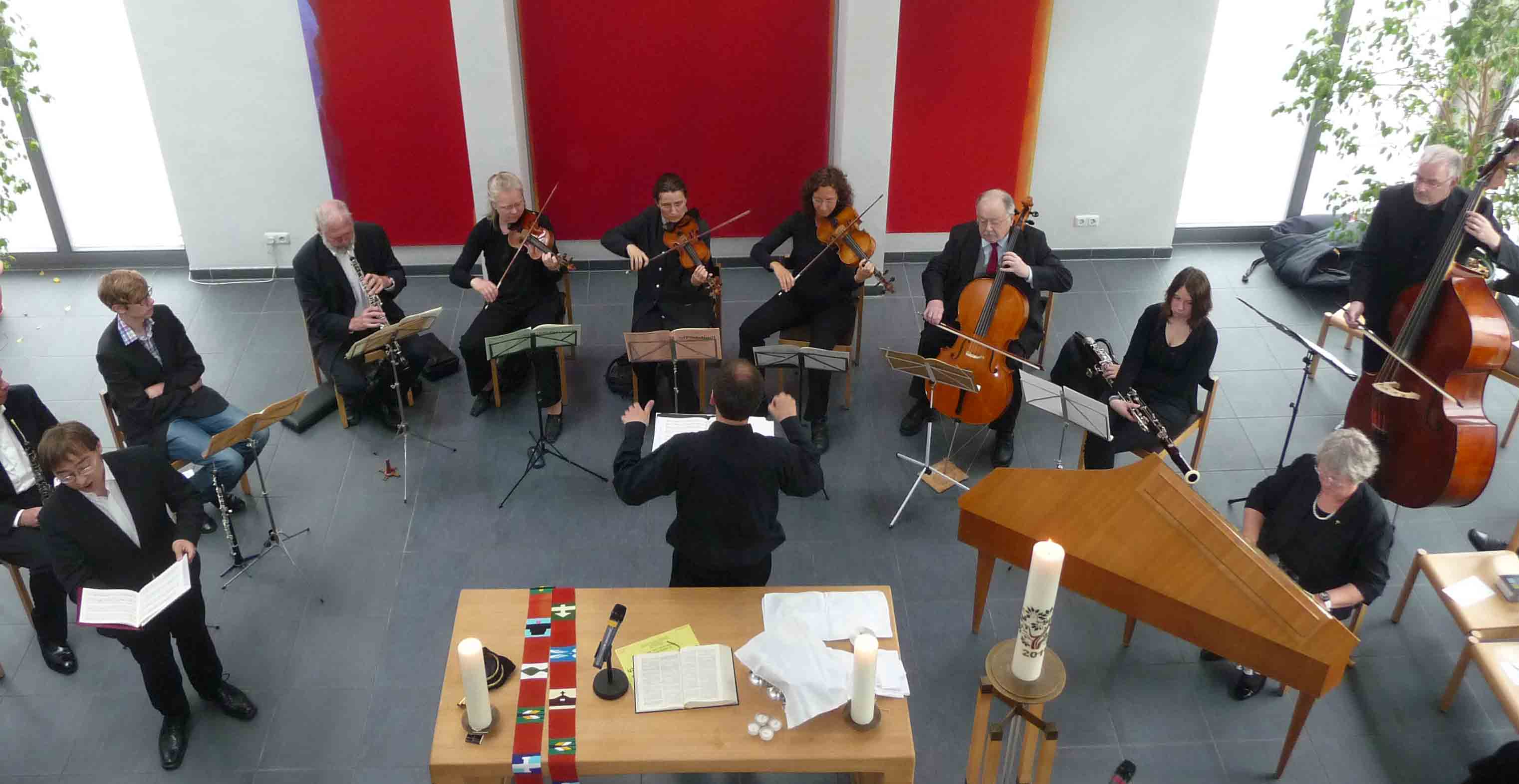 Foto vom Ba&szlig; Robert K&uuml;hn und Instrumentalisten in der Dietrich-Bonhoeffer-Kirche im Mai 2011
