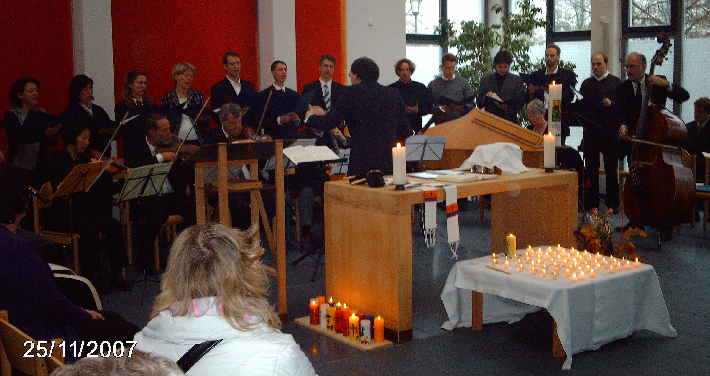 Foto vom Chor Canticolino in der Dietrich-Bonhoeffer-Kirche im November 2007