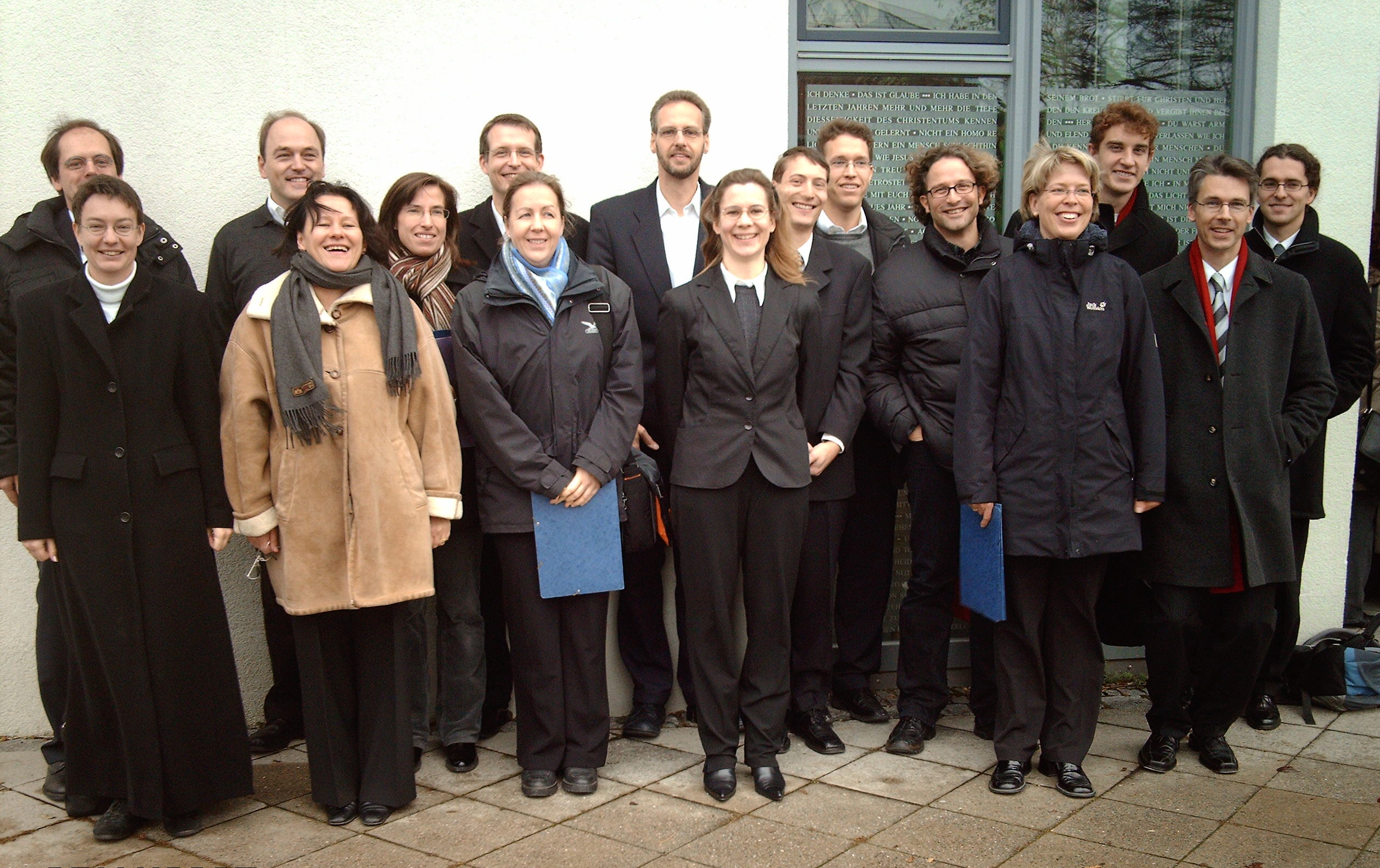 Foto vom Chor Canticolino und den Solisten Marc Megele (Tenor) und Tareq Nazmi (Ba&szlig;) vor der Dietrich-Bonhoeffer-Kirche im November 2007