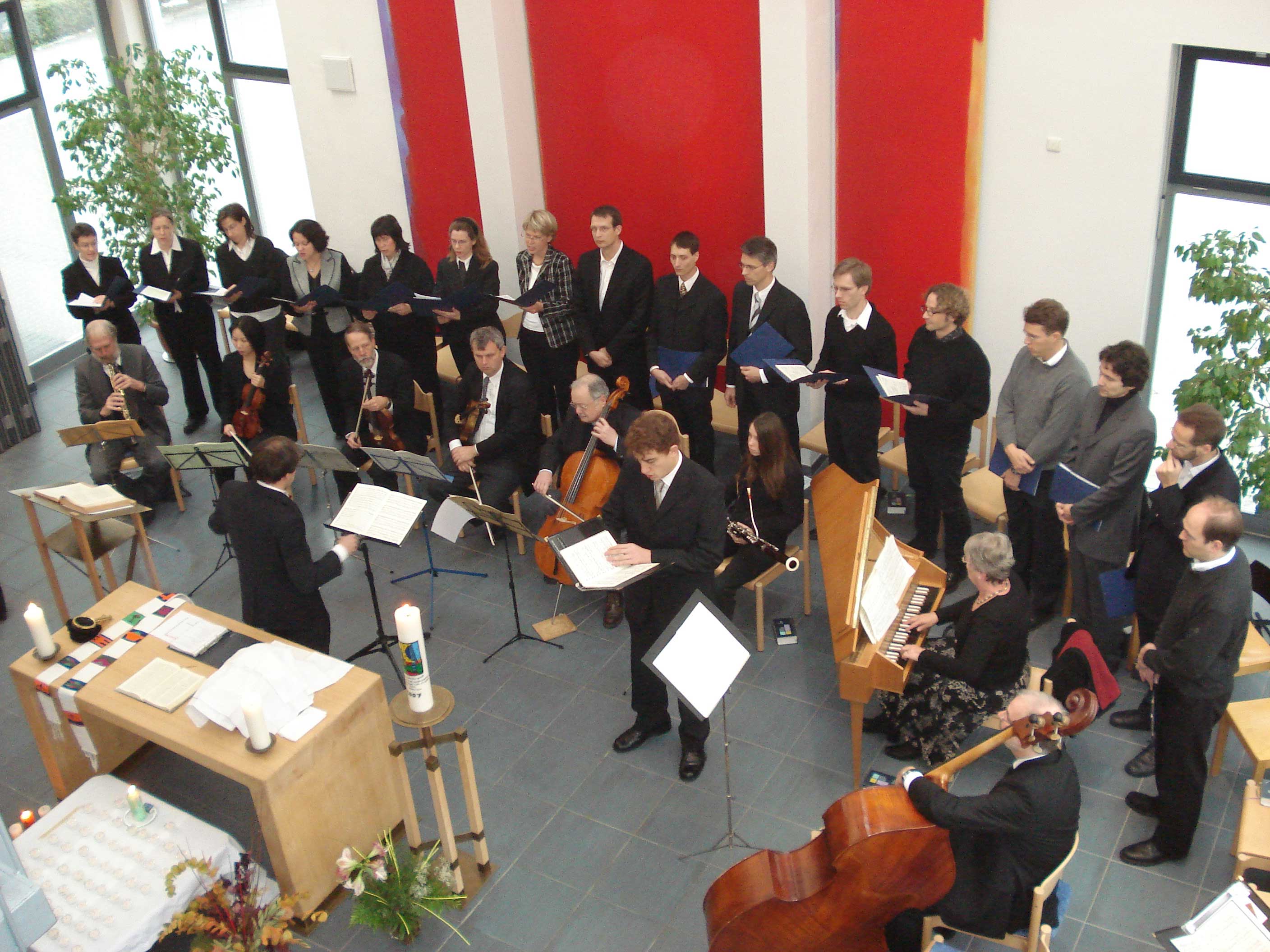 Foto vom Chor Canticolino und dem Solisten Tareq Nazmi (Ba&szlig;) in der Dietrich-Bonhoeffer-Kirche im November 2007