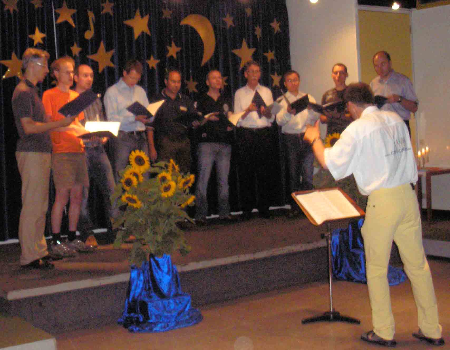 Foto vom M&auml;nnerchor des Kammerchores Canticolino w&auml;hrend der Probe f&uuml;r die Serande im Juli 2011
