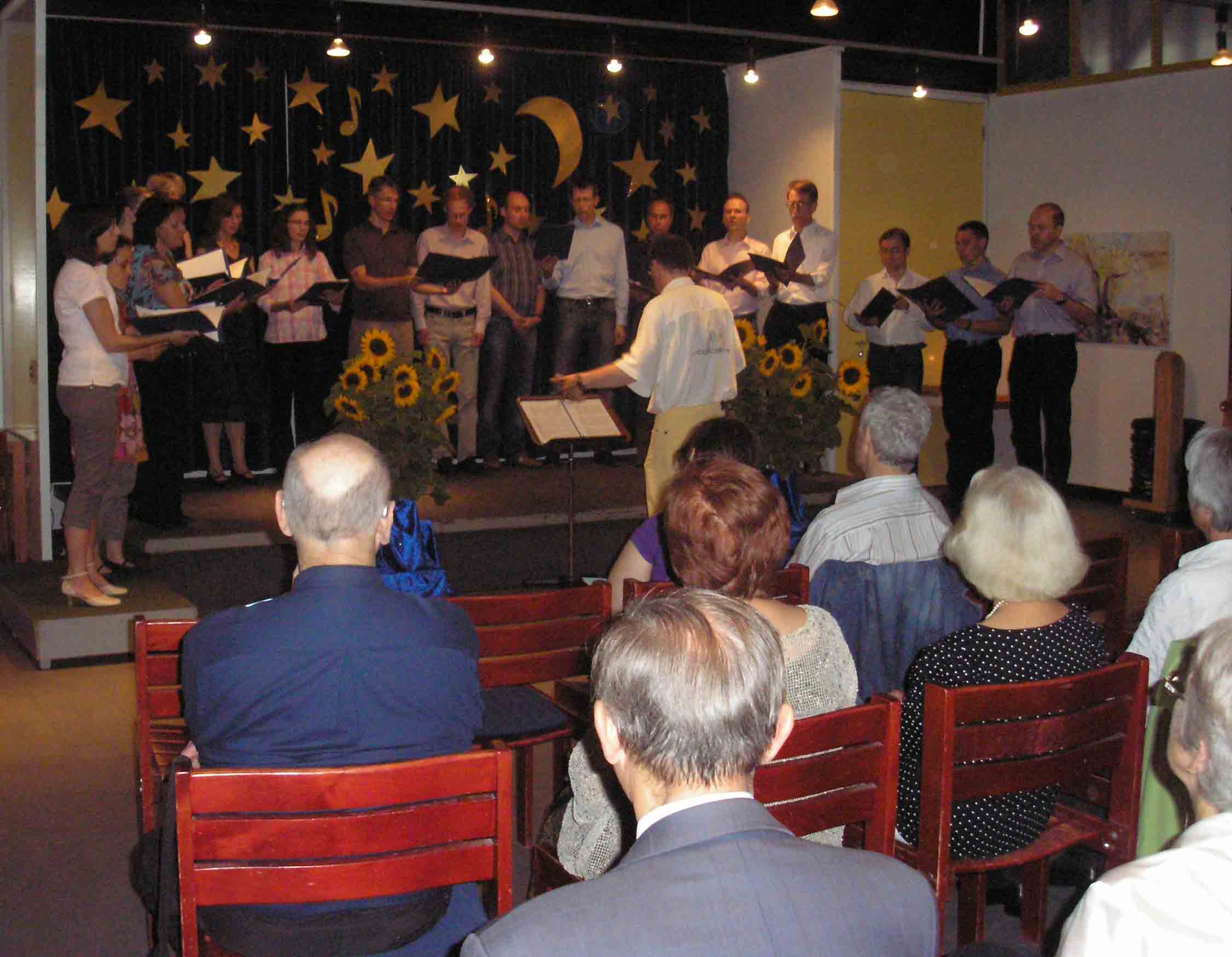 Foto vom M&auml;nnerchor des Kammerchores Canticolino w&auml;hrend der Probe f&uuml;r die Serande im Juli 2011