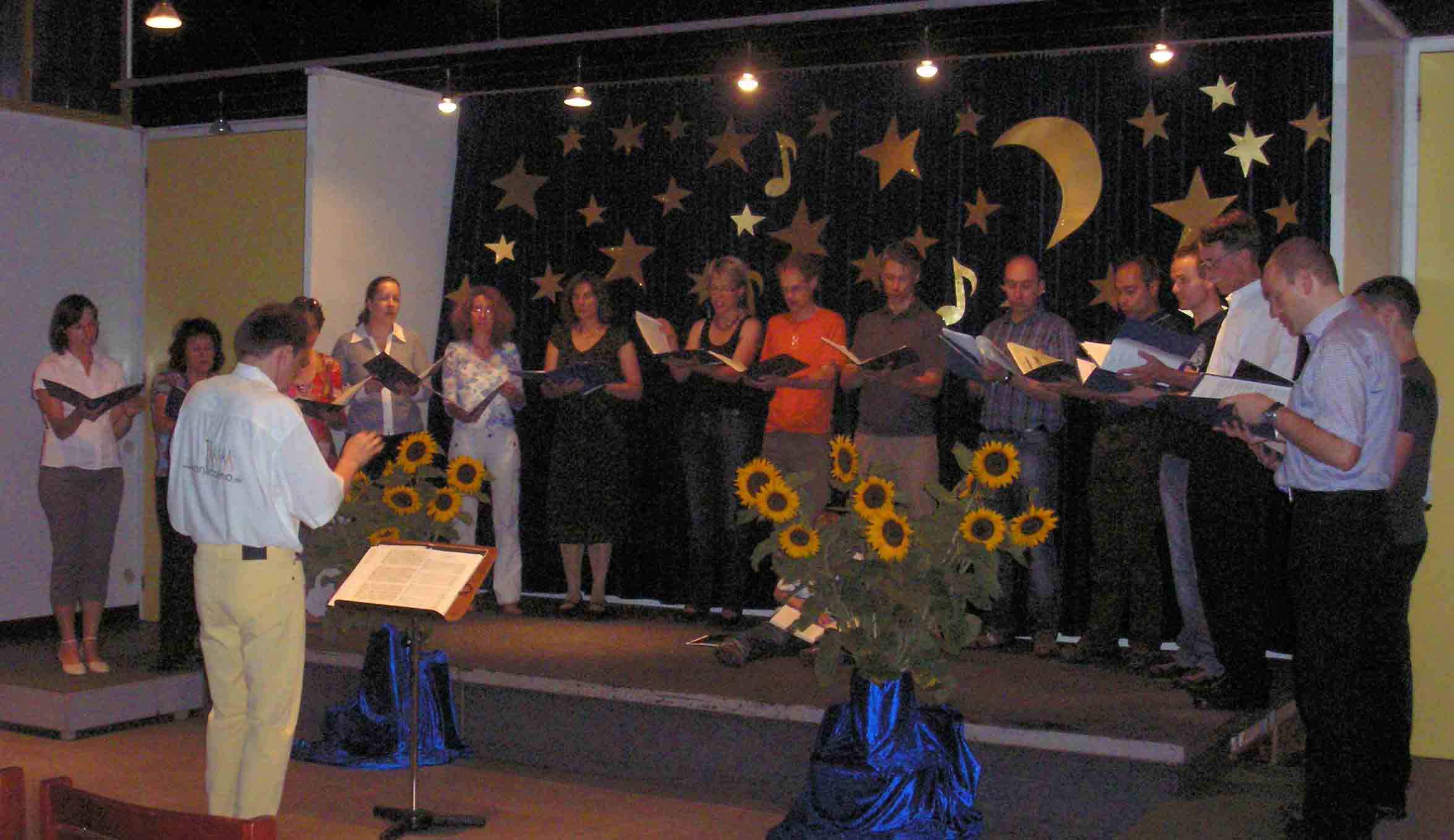 Foto vom Kammerchor Canticolino w&auml;hrend der Probe f&uuml;r die Serande im Juli 2011